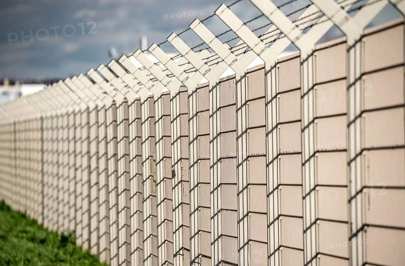 Fence, security fence, with barbed wire Y-crown, Düsseldorf Airport