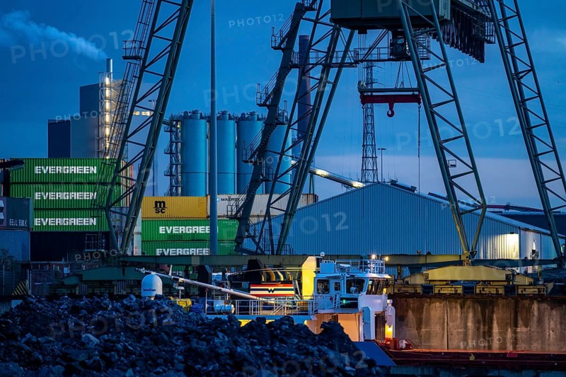 Port of Duisburg, outer harbour, container handling at the Parllelnhafen, Duisburg, North Rhine-Westphalia, Germany, Europe