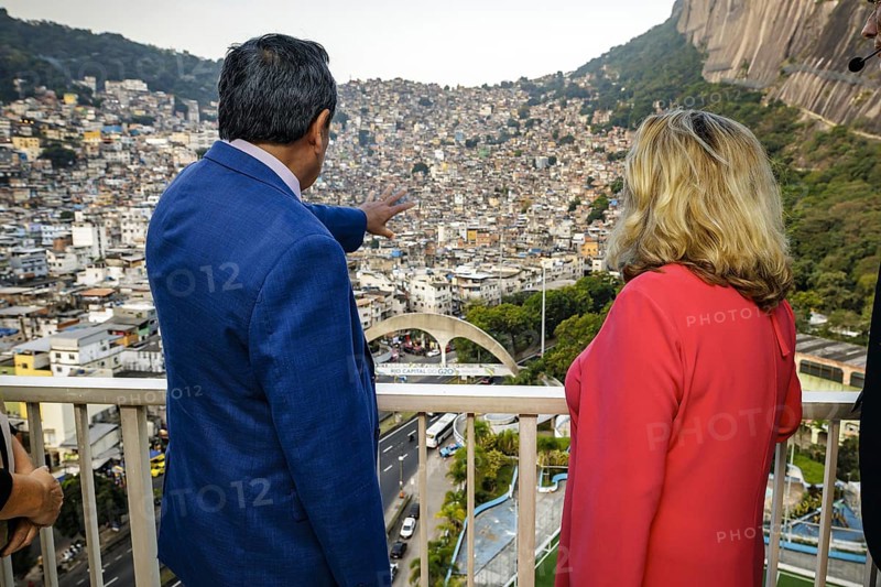 Svenja Schulze (SPD), Federal Minister for Economic Cooperation and Development, during a visit to the Social Aid Registration Centre (Centro Cadastro Unico) . Here with the Brazilian Minister for Social Development, Wellington Dias, in front of the Rocinha favela. Rio de Janeiro, 13.02.2013. Photographed on behalf of the Federal Ministry of Development