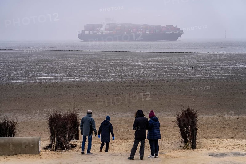 Thick fog in winter, hanging over the mouth of the Elbe into the North Sea, container ship NYK Venus, entering the Lower Elbe, Cuxhaven, Lower Saxony, Germany, Europe
