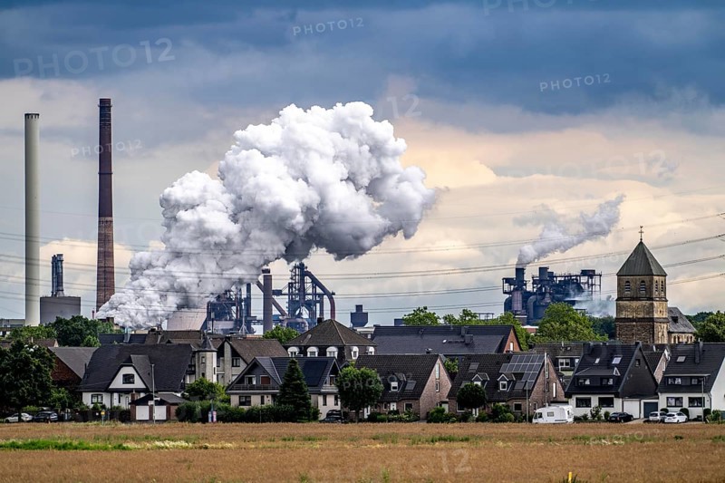 Hüttenwerke Krupp-Mannesmann, HKM in Duisburg-Hüttenheim, 2 blast furnaces, coking plant, residential buildings in Duisburg-Mündelheim, extinguishing cloud of the coking plant, North Rhine-Westphalia, Germany, Europe