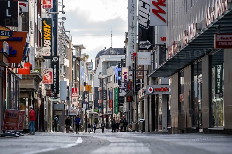 Effects of the coronavirus crisis, empty shopping street, around 1400 hours on Saturday, normally thousands of people go shopping here at this time, Hohe Straße in Cologne, Germany, Europe