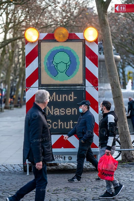 Sign, illuminated sign, on the obligation to wear a mask, shopping street Westenhellweg, shopping street, pedestrian zone, full, many people shopping, during the second lockdown in the Corona crisis, Dortmund, North Rhine-Westphalia, Germany, Europe