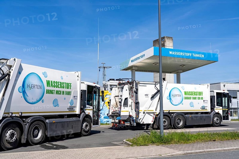 Hydrogen filling station, waste disposal vehicles, rubbish trucks, of the municipal waste disposal company Herten, refuel at the hydrogen competence centre, 6 municipal waste collection vehicles with hydrogen storage and fuel cell operate in Herten, North Rhine-Westphalia, Germany, Europe