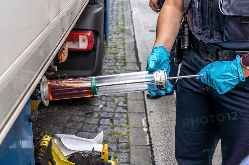 Nationwide checks on motorway traffic in North Rhine-Westphalia, by police and customs, customs check on the fuel tank of a lorry that had filled up with cheaper heating oil instead of diesel, motorway rest area Hösel near Ratingen, A3, North Rhine-Westphalia, Germany, Europe