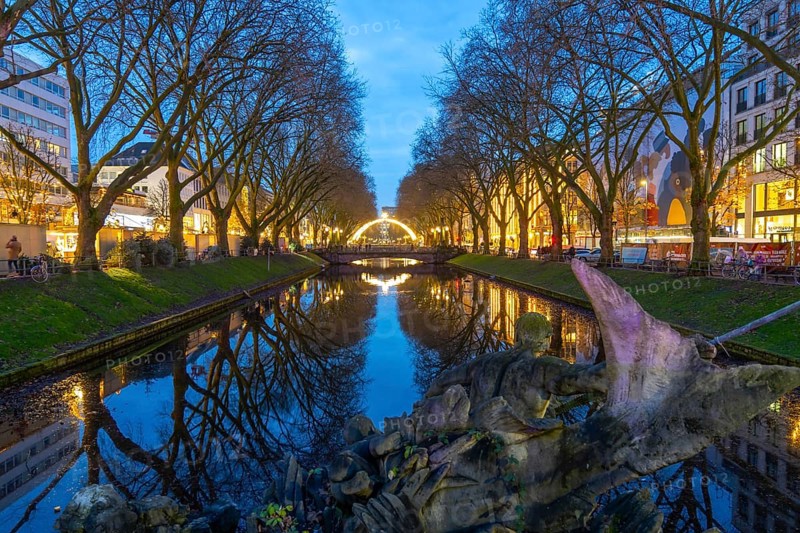 Christmas market, on Königsallee, Kö, Stadtgraben pond, Tritonenbrunnen fountain, Christmas lights, in the city centre of Düsseldorf, North Rhine-Westphalia, Germany, Europe