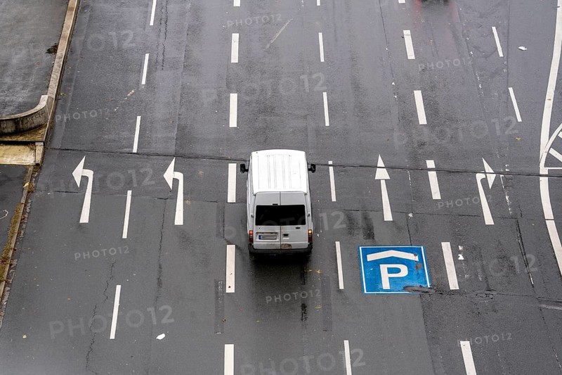 City centre road, 5 lanes at a traffic light junction, for different directions of travel, North Rhine-Westphalia, Germany, Europe