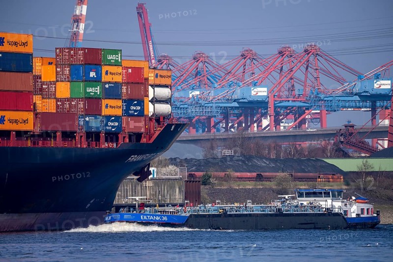 Container-Terminal-Altenwerder, Hapag-Lloyd container ship Frankfurt Express during loading and unloading, chemical freighter, barge, express tank 36, in the background cranes of Eurogate Container Terminal in Waltershofer Hafen, Hamburg, Germany, Europe