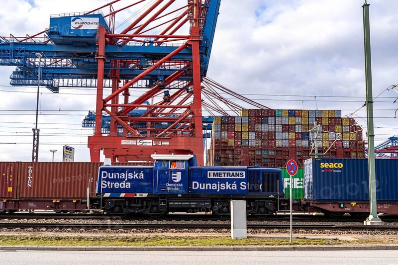 Port of Hamburg, Waltershofer Hafen, container ships, goods train brings and collects freight containers to and from HHLA Container Terminal Burchardkai, Hamburg, Germany, Europe