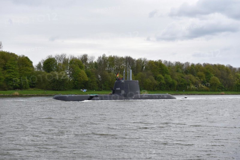 Warship, submarine, submarine TKMS Submarine 01 sailing in the Kiel Canal, Kiel Canal, Schleswig-Holstein, Germany, Europe