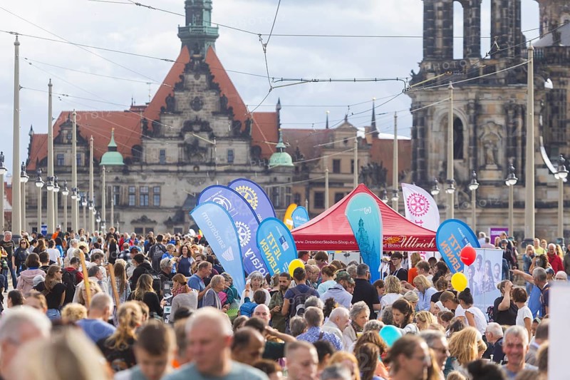 The organiser of Dresden is (s) t bunt is the Cellex Foundation. The motto of this year's banquet is Dresden divides and aims to focus on living together, humanity, humanity and good neighbourliness. 120 cultural partners and 87 sponsors took part and catered for the guests from 16:00 to 20:00. This year 270 tables were booked, Dresden is (s) t bunt, Dresden, Saxony, Germany, Europe