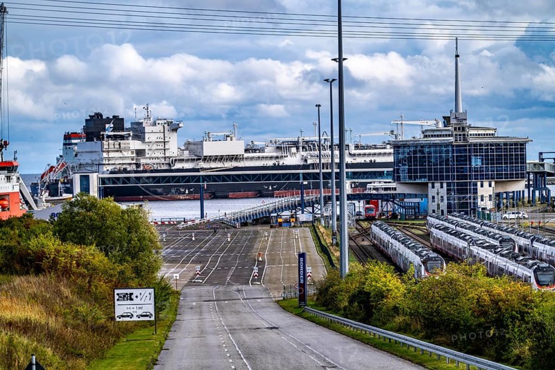 Liquefied natural gas terminal, LNG terminal in the harbour of Sassnitz-Mukran on the island of Rügen, regasification ship Energos Power and behind it, not visible, the Neptune, convert the liquefied natural gas delivered by ship into a gaseous state and feed it into the natural gas grid, ferry terminal with railway station, Mecklenburg-Western Pomerania, Germany, Europe