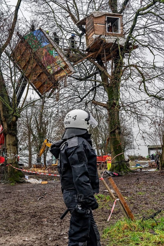 2nd day of the clearing of the hamlet Lützerath, by the police, of tree houses and huts, of climate activists, at the opencast lignite mine Garzweiler 2, Erkelenz, North Rhine-Westphalia, Germany, Europe