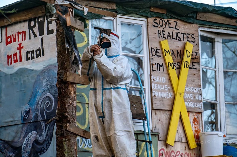 Beginning of the eviction of the Lützerath hamlet, camp of climate activists and squatters, at the Garzweiler 2 opencast lignite mine, by the police, Erkelenz, North Rhine-Westphalia, Germany, Europe