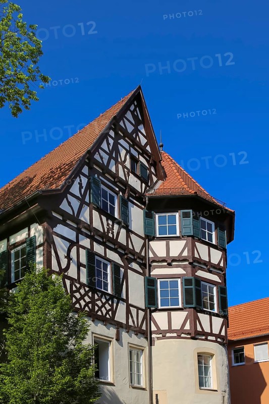 Building ensemble Münsingen Castle, today's vehicle registration authority, roof tiles, windows, shutters, half-timbering, historic buildings, architecture, Münsingen, Swabian Alb, Baden-Württemberg, Germany, Europe
