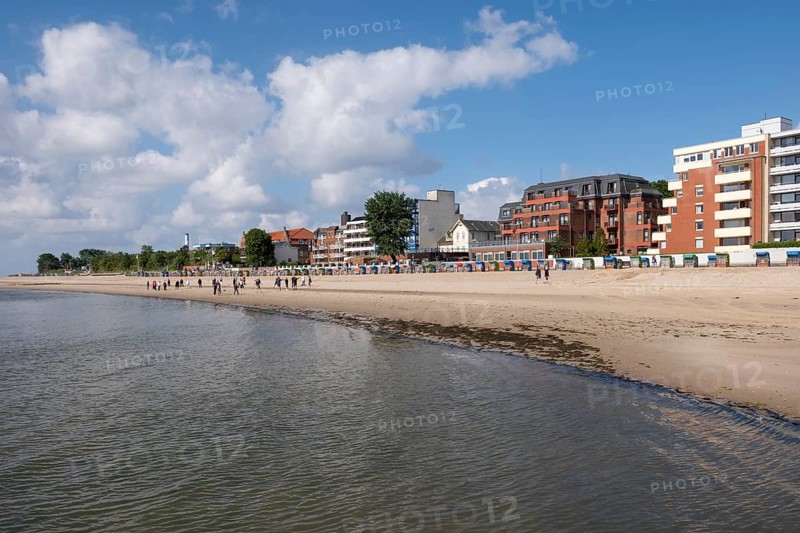 People doing early morning sports on the beach, North Sea coast, Wyk, Föhr, North Sea island, North Frisia, Schleswig-Holstein, Germany, Europe