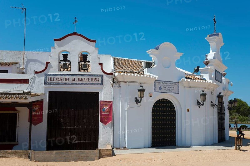 Historische weiße Gebäude mit klaren Details und blauem Himmel in HUELVAR ALJARAFE 1954, Kirche, Wallfahrtsort, El Rocío, Rocío, Rocio, Huelva, Andalusien, Spanien