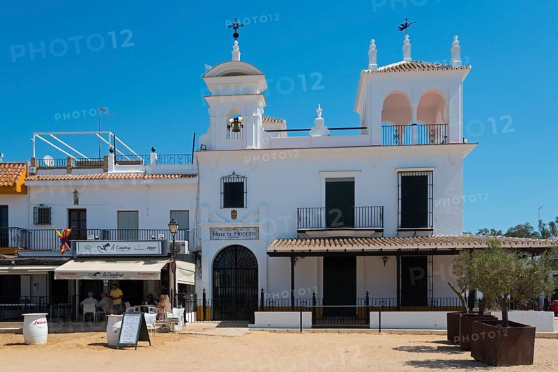 Weißes Gebäude mit Glockenturm und Straßencafé unter blauem Himmel, Wallfahrtsort, Kirche, El Rocío, Rocío, Rocio, Huelva, Andalusien, Spanien