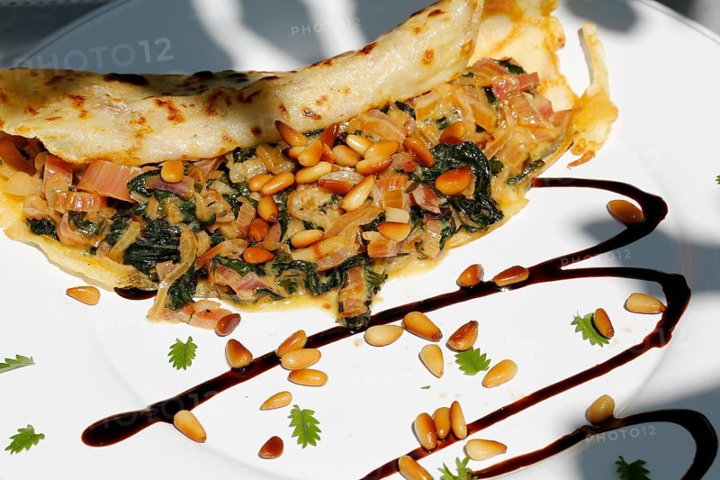 Swabian cuisine, stuffed pancakes with chard and pine nuts, vegetarian, hearty, savoury, typical Swabian reinterpreted, home cooking, vegetables, healthy, pan-fried dish, main course, plate, traditional cuisine, food photography, studio, Germany, Europe