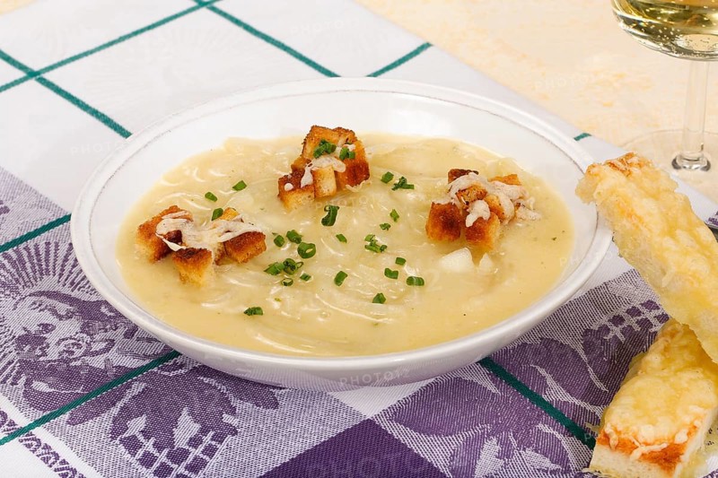 Baden cuisine, South German cuisine, Baden onion soup with crackers, croutons, pieces of bread fried in fat, savoury, typical Baden, soup plate, creamy, cream, chopped chives, pieces of bread baked with cheese, white bread, traditional cuisine, food photography, studio, Germany, Europe