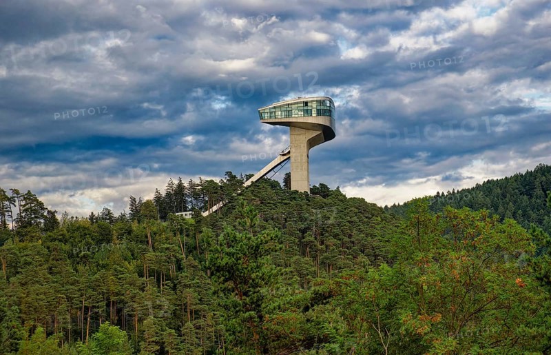 Bergisel ski jump, Bergisel ski jump and the mountains of the Innsbruck Nordkette, Alpine landscape, Innsbruck, Tyrol, Austria, Europe