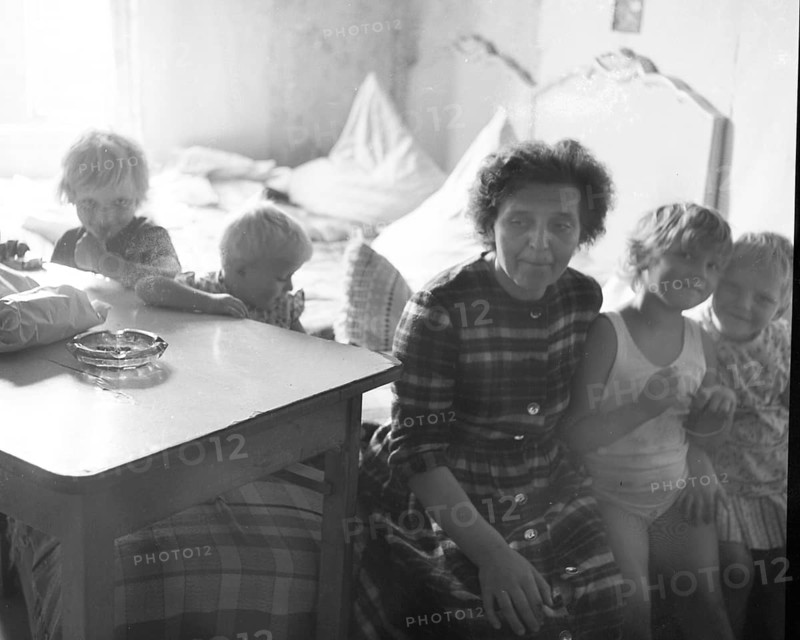 DEU, Germany, Dortmund: Personalities from politics, business and culture from the 1950s in Hanover. These emergency flats with their residents, the poor, homeless, the child-rich, single parents from the years 1955-6 later became homeless shelters, Europe