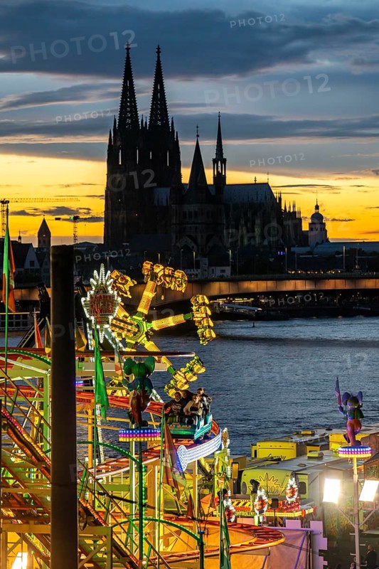 Happy Colonia funfair, Corona-compliant funfair at the Deutzer Werft, on the Rhine, Wild Mouse roller coaster, Cologne Cathedral, a temporary amusement park of the Cologne Showmen's Association, under Corona conditions, with entrance fee and admission only with the 3-G conditions, distances, one-way street, Cologne, North Rhine-Westphalia, Germany, Europe