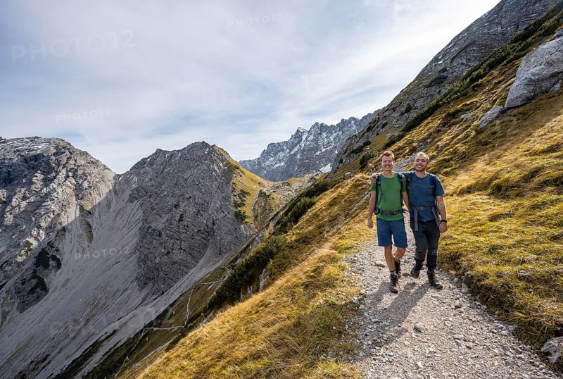 Two cheerful, friendly mountaineers on a hiking trail, way to Lamsenjochhütte, Eng, Karwendel, Tyrol, Austria, Europe
