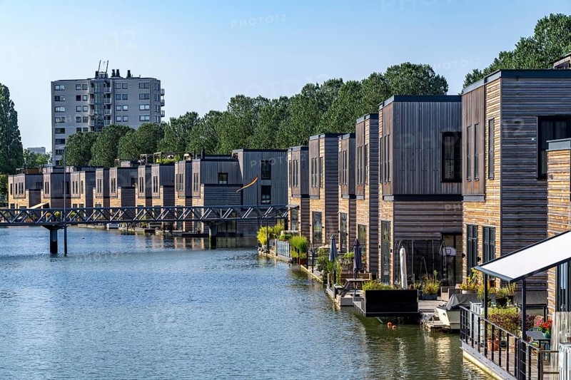 18 Floating residential buildings Havenlofts Nassauhaven, energy-neutral, solar cells, heat from biomass, timber construction, own wastewater treatment, floating residential street, pilot project tidal park, in the Feijenoord district, Rotterdam, Netherlands