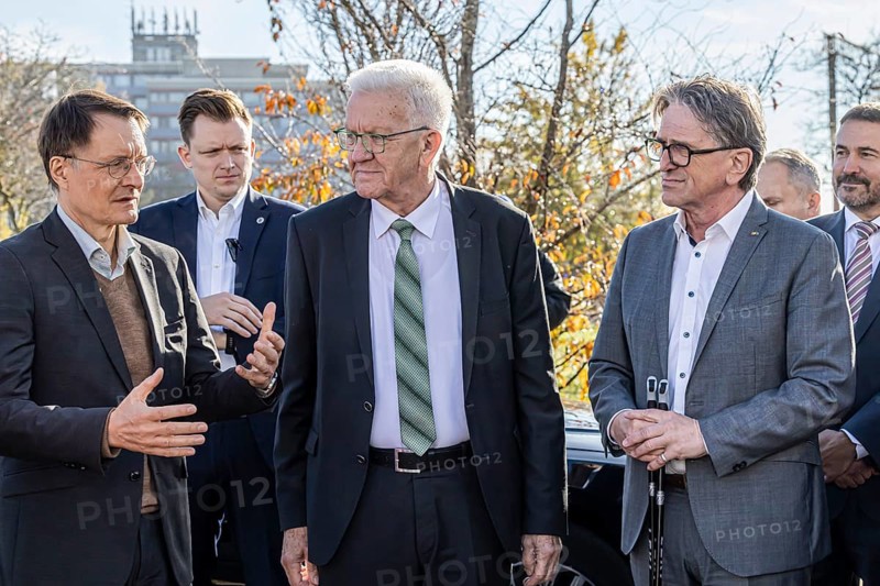 Hospital reform put to the test. The Federal Minister of Health visits a clinic in Baden-Württemberg, where the plans are rejected in this form. In front of the medius clinic in Nürtingen, from left: Minister Karl Lauterbach (SPD), Minister President Winfried Kretschmann (Greens) and State Health Minister Manne Lucha (Greens) . Nürtingen, Baden-Württemberg, Germany, Europe