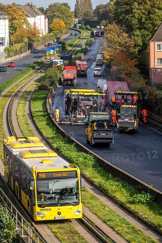 New whisper asphalt surface for the A40 motorway, in the city of Essen, direction Dortmund, 95, 000 square metres of porous asphalt will be laid over a distance of around 6 km, the motorway will be closed for 1 week, bus lane, North Rhine-Westphalia, Germany, Europe
