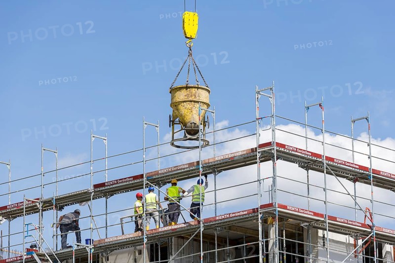 Housing construction, new building, new development area, apartment building, construction site, construction worker, crane, concrete bucket, Winnenden, Baden-Württemberg, Germany, Europe