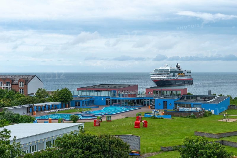 Seawater swimming pool on the offshore island of Heligoland, beach chairs, passenger ship Maud, Hurtigruten Expeditions in the roadstead, North Sea, Pinneberg district, Schleswig-Holstein, Germany, Europe