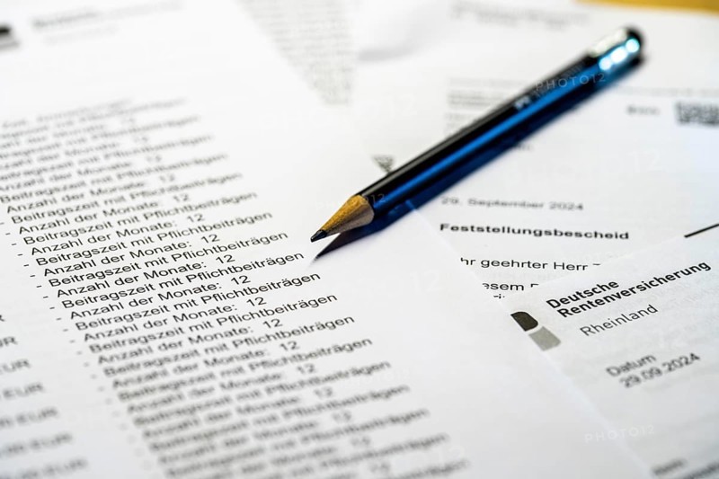 Symbolic image pension, pension information, assessment notice on contributions made to the statutory pension insurance and expected pension on reaching retirement age, notification from the German Pension Insurance to an insured person