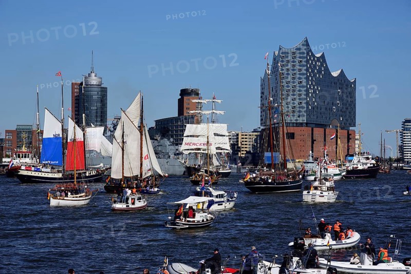 Europe, Germany, Hamburg, Elbe, harbour birthday, parade in front of the Elbe Philharmonic Hall, Hamburg's new concert hall, Hamburg, Hamburg, Federal Republic of Germany, Europe