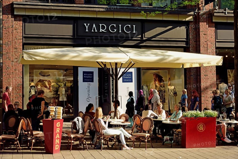Germany, Hamburg, City, Mönckebergstraße, Shops, Street café in front of Levantehaus, Hotel Hyatt, Hamburg, Hamburg, Federal Republic of Germany, Europe