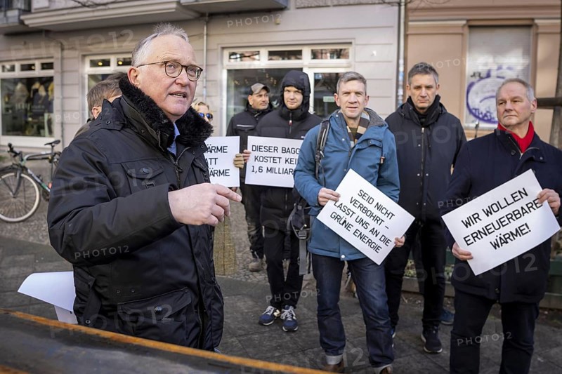 SPD parliamentary candidate Klaius Mindrup at a demonstration in Rykestraße against the decision of the green-black-led district office not to approve the conversion of 30, 000 m¬= of heated living space to green geothermal energy. Berlin, 01.02.2024