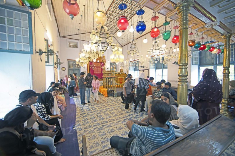 Indian visitors in the interior of the Paradesi Synagogue, Matancherry, Jewish Town, Kochi, Kerala, India, Asia