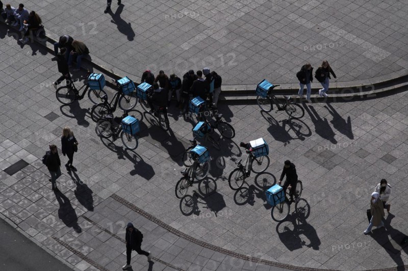 Bicycles and drivers of the food delivery service WOLT at their meeting point, passers-by, Hauptwache, view from above, bird's eye view, Frankfurt am Main, Hesse, Germany, Europe