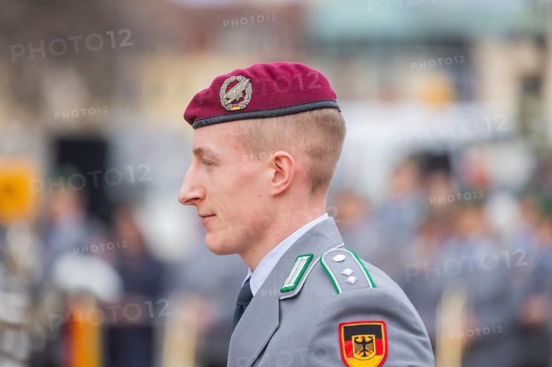 Public roll call of the Army Officers' School on Theatre Square: Bundeswehr honours and bids farewell to young soldiers, Dresden, Saxony, Germany, Europe