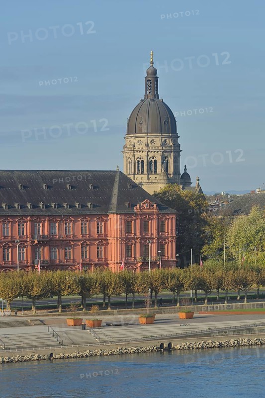Baroque Electoral Palace and Christ Church with dome on the banks of the Rhine, Rhine, Old Town, Mainz, Rhine-Hesse region, Rhineland-Palatinate, Germany, Europe