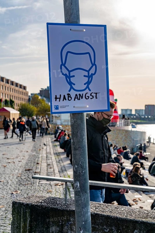 Notice on the obligation to wear masks in the city, with added slogan, Hab Angst, Rheinufer, Altstadt, measures taken by the city of Düsseldorf during the Corona crisis, North Rhine-Westphalia, Germany, Europe