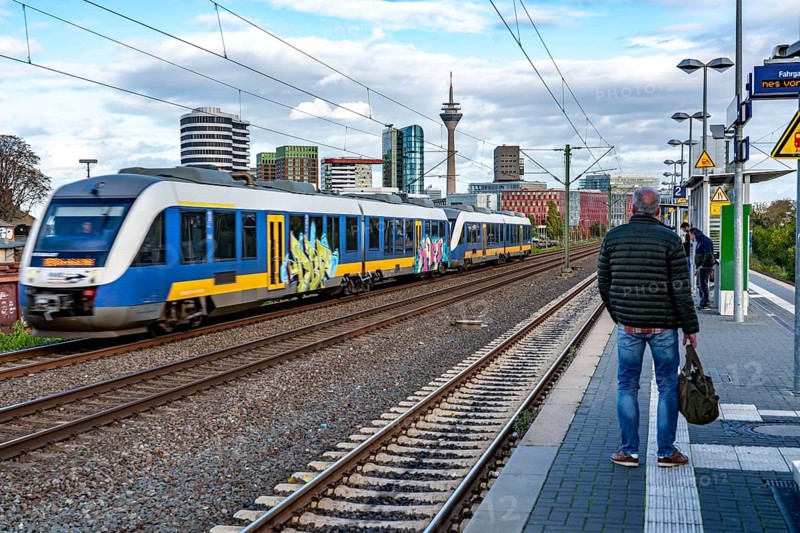 Regional express RE10 to Krefeld, Nordwestbahn, Düsseldorf city centre skyline, Medienhafen, local train