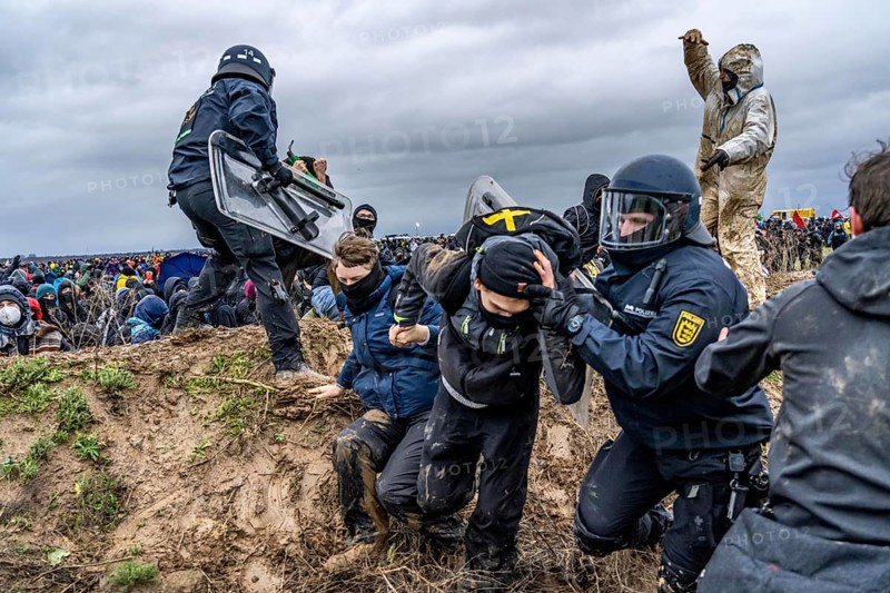 Violent clashes between thousands of demonstrators and the police, after a demonstration against the demolition of the brown coal village of Lützerath, the demonstration participants try to get to the rest of the village, Lützerah, and storm it, the police prevent this with a large contingent of forces, Erkelenz, North Rhine-Westphalia, Germany, Europe