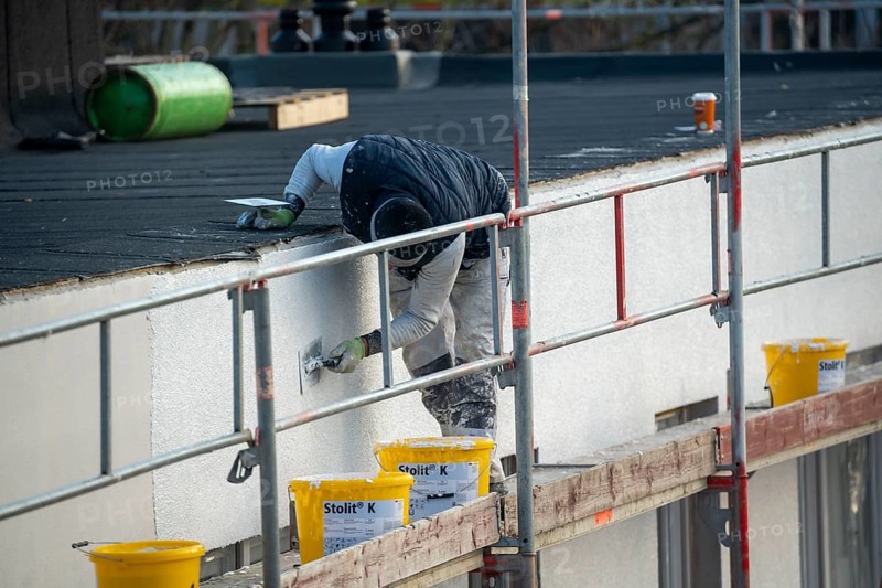 Building site, thermal insulation, external insulation, facade insulation, insulated facade of a new building being plastered, Duisburg, North Rhine-Westphalia, Germany, Europe