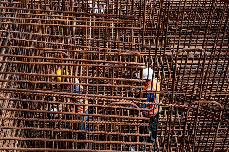Construction site, reinforced concrete construction site, workers erect a mesh of reinforcing bars, serves as reinforcement for reinforced concrete parts, such as a bridge foundation here, North Rhine-Westphalia, Germany, Europe