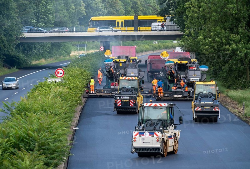 Renewal of the road surface on the A40 motorway between the Kaiserberg junction and Mülheim-Heißen, in the direction of Essen, over a length of 7.6 kilometres, with whisper asphalt, so-called open-pored asphalt, 10-day closure of the motorway, North Rhine-Westphalia, Germany, Europe