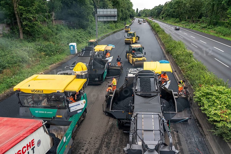 Renewal of the road surface on the A40 motorway between the Kaiserberg junction and Mülheim-Heißen, in the direction of Essen, over a length of 7.6 kilometres, with whisper asphalt, so-called open-pored asphalt, 10-day closure of the motorway, North Rhine-Westphalia, Germany, Europe