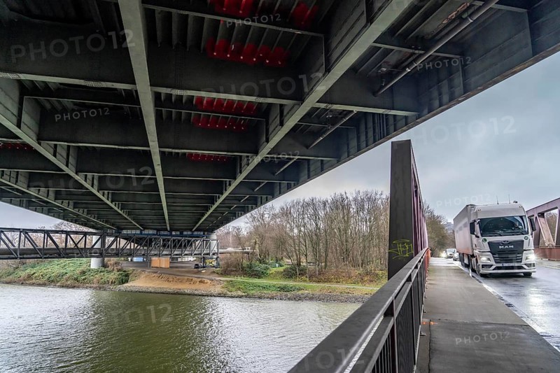 A42 motorway bridge, (red arches) over the Rhine-Herne Canal, with massive structural damage, totally closed for the next few months, between the Bottrop-Süd and Essen-Nord junctions, for trucks probably until a new bridge is built, inner-city canal bridge, Hafenstraße/Vogelheimer Straße, North Rhine-Westphalia, Germany, Europe