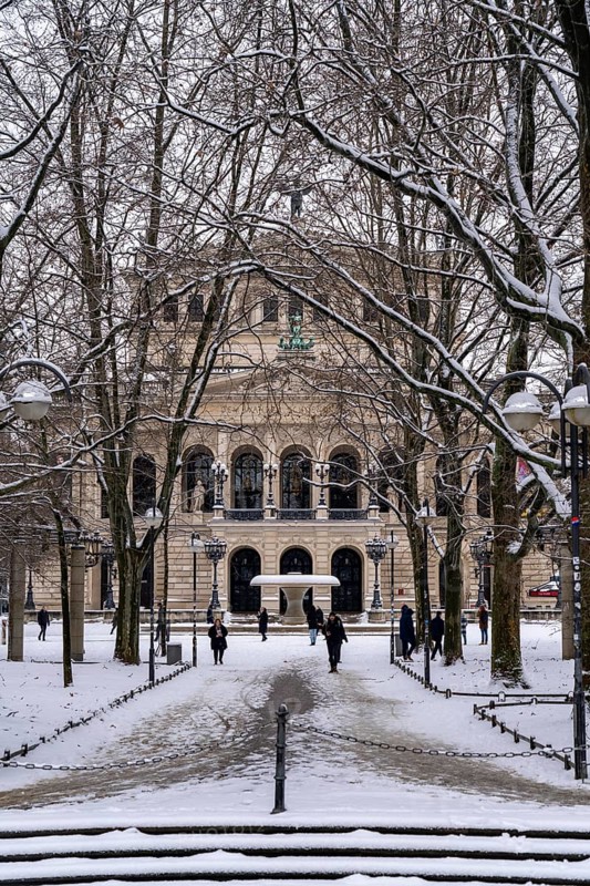 Winter in the city, Alte Oper, Opera House, Lucas Fountain, Bergmann Park, Frankfurt am Main, Hesse, Germany, Europe
